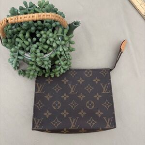 LOUIS VUITTON MONOGRAM TOILETRY POUCH